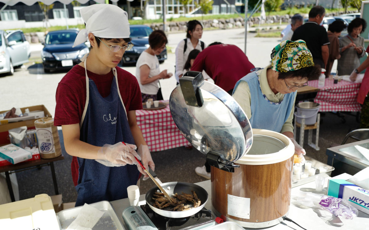 2年の学生が企画した試食会「たべまっし じわもん」の第1回が開催されました。